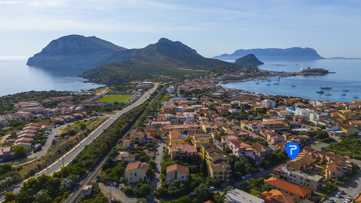 Vista aerea di Golfo Aranci con Capo Figari, l'isola di Figarolo e il porto, Gallura, Sardegna nord-est
